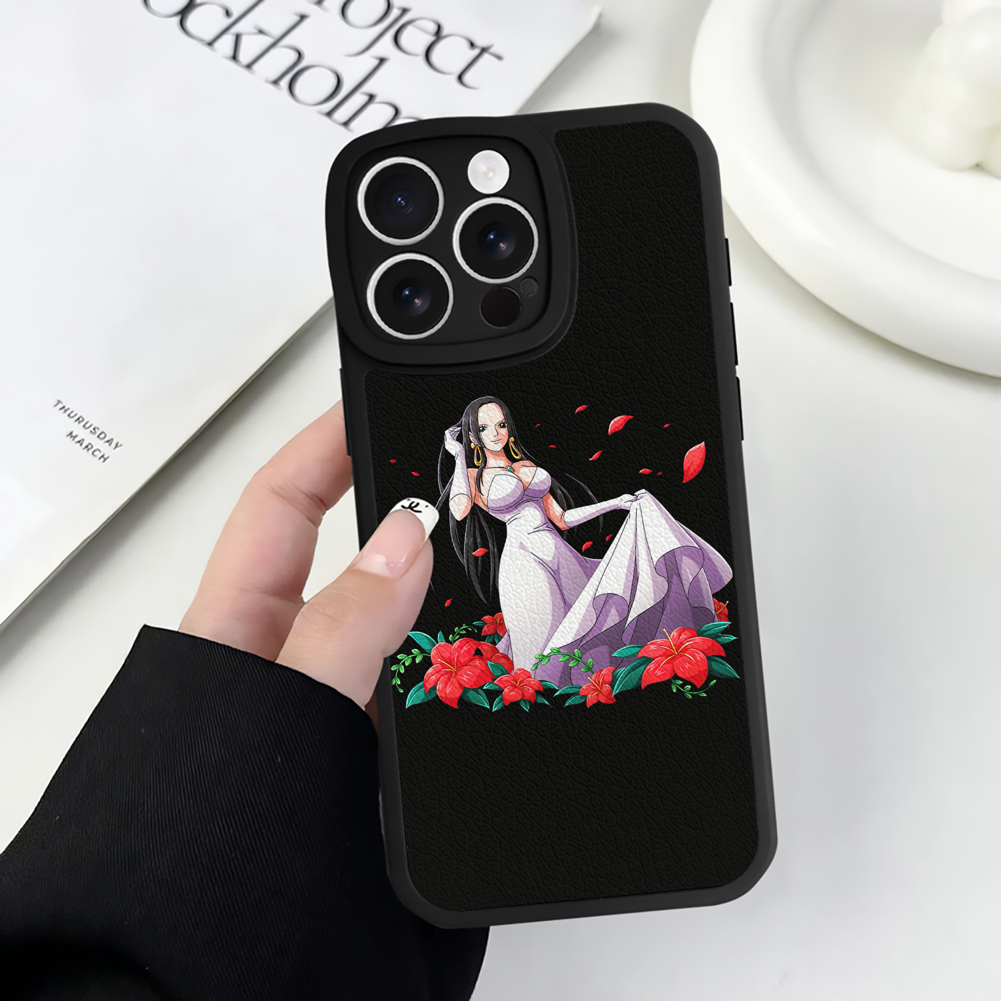 （画像用） ワンピース ボア・ハンコック ONE PIECE Boa·Hancock 【iPhone 16シリーズ対応】シリコンスマホケース（レザー調） 材質：シリコン
